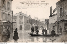 C P A   - 89 - SENS   - Inondation 1910 L'Yonne  Avenue  Vauban On Circule En Barque - Sens