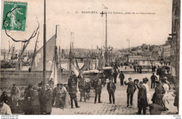 C P A   - 14 - HONFLEUR  - Vue Des Bassins , Prise De La Lieutenance - Honfleur