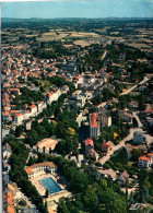 RECTO/VERSO - CPA - NERIS LES BAINS - PISCNIE -  MUNICIPALE - VUE GENERALE AERIENNE - BEAU CACHET - Neris Les Bains