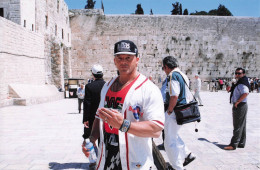 JERUSALEM LES STARS DE LA LIGUE DE CATCH W.W.F. SE RECUEILLENT AU MUR DES LAMENTATIONS 1994 PHOTO 27 X 18 CM - Lieux