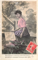 P9-  FANTAISIES 1er Avril -femme  Assise Dans Banc  Avec Poisson Dans Un Panier Paysage Lac - April Fool's Day