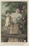 P9-  FANTAISIES 1er Avril -femme  AVEC UN LAPIN ET FLEURS - 1 De April (pescado De Abril)