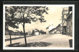 AK Otrokovice-Batov, Strassenpartie Mit Denkmal  - Czech Republic