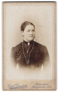 Fotografie Carl Drechsler, Rosenheim, Heiliggeiststrasse 16 1 /2, Portrait Junge Dame Mit Schmuck, Brosche, Halskette  - Anonymous Persons