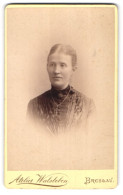 Fotografie E. Walsleben, Breslau, Zwingerstr. 24, Junge Dame Mit Kragenbrosche Und Kreuzkette  - Anonymous Persons