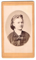 Fotografie F. Herzing & Co., Traunstein, Scheicherkellerstr. Junge Dame Mit Haarnetz Und Ohrringen  - Anonymous Persons