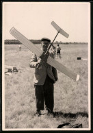 Fotografie Wegert, Berlin, Modell-Segelflug, Betagter Herr Mit Segelflugzeug-Modell  - Aviation