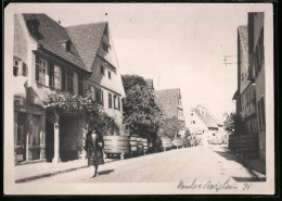 Fotografie Unbekannter Fotograf, Ansicht Bergheim, Holzfässer Voller Weintrauben Stehen Nach Der Weinlese In Der Stra  - Métiers