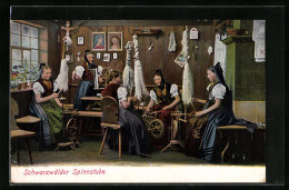 AK Frauen In Schwarzwälder Tracht In Spinnstube  - Costumes