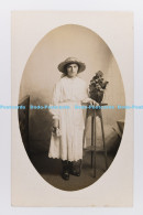 C023119 Woman In White Dress With Hat. The National Photo Co - Monde