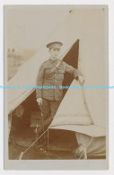 C024056 A Soldier Stands By The Tent - Welt