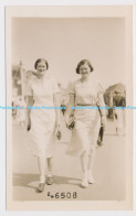 C024514 Two Women In Dresses Are Walking Along The Promenade. Margate. Sunbeam P - Monde