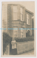 C024519 A Woman With A Cat In Her Arms Is Standing By The Fence Of The House - Monde