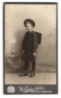 Fotografie Wilhelm Adler, Coburg, Allee 6, Portrait Bube Mit Schulmappe  - Personnes Anonymes