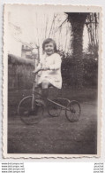 FILLETTE AVEC  VELO A TROIS ROUES - TRICYCLE - ( 2 SCANS ) - Ciclismo