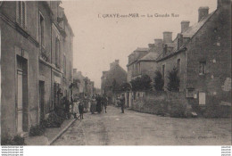 L21-14) GRAYE SUR MER (CALVADOS) LA GRANDE RUE - ANIMEE - HABITANTS - TAMBOUR DE VILLE - GARDE CHAMPETRE - ( 2 SCANS ) - Autres & Non Classés