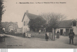 L20-27) BERNOUVILLE (EURE) LA PLACE DE L HOTEL DE VILLE ET LE VIEUX MONASTRE - ANIMEE - HABITANTS - ( 2 SCANS ) - Autres & Non Classés