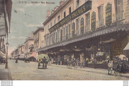 L16-37) TOURS - RUE NATIONALE - GRAND BAZAR ET NOUVELLES GALERIES - ANIMEE - ETALS - COLORISEE - EN 1910 - ( 2 SCANS ) - Tours