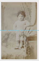 C025046 A Small Child Is Standing On The Couch. Postcard - Monde