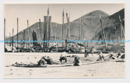 C025136 Hong Kong. View Of The Mountains. Boats. Men Build Boats - Monde