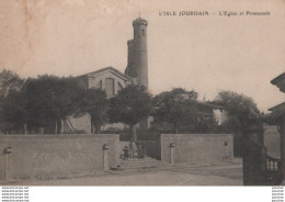 L3-32) L' ISLE JOURDAIN (GERS) L' EGLISE ET PROMENADE - ANIMEE - HABITANTS - EN 1917 - ( 2 SCANS ) - Autres & Non Classés