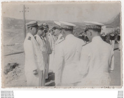  ORAN - ALGERIE - PHOTO MORIS , ORAN - MR LE GENERAL FELICITANT  LES OFFICIERS  DES BATEAUX AGRESSES  - 2 SCANS - Boats