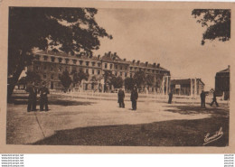 L9-49) ANGERS - CASERNE DESJARDINS - COURS D ' HONNEUR ET STADE  D ' EDUCATION PHYSIQUE - ( 2 SCANS ) - Angers