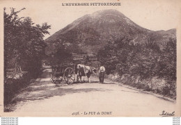 63) L 'AUVERGNE PITTORESQUE - LE PUY DE DOME - ANIMEE - PAYSAN  AVEC ATTELAGE DE BOEUF - EDIT. IDEALE , VICHY - 2 SCANS - Auvergne Types D'Auvergne