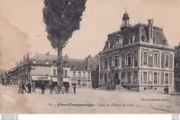 L4-51) FERE - CHAMPENOISE - PLACE DE L HOTEL DE VILLE - ANIMEE - HABITANTS -  ( 2 SCANS ) - Fère-Champenoise