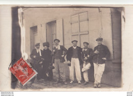 L19- 28) DREUX - CARTE PHOTO  - GROUPE DE PERONNAGES - OUVRIERS ? - OBLITERATION DE DREUX - ( 2 SCANS ) - Dreux