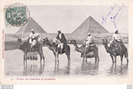 L21- EGYPTE - GROUPE DES CHAMEAUX ET PYRAMIDES - EDIT. EPHTIMIOS FRERES , PORT SAID - EGYPT  - EN 1903   - Pyramids