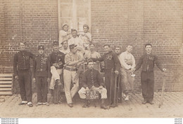 MILITARIA   - CARTE PHOTO - UN GROUPE DE MILITAIRES  DU 51 EME REGIMENT - SUR COL - S.H.R. 39 JOURS - ( 3 SCANS ) - Regiments