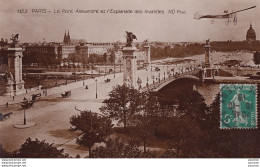 L26-75) PARIS - LE PONT ALEXANDRE ET L ' ESPLANADE DES INVALIDES - AVION -  AEROPLANE - Arrondissement: 07