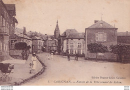 L29-08) CARIGNAN - ENTREE DE LA VILLE VENANT DE SEDAN - ANIMEE - HABITANTS - ( 2 SCANS )  - Other & Unclassified