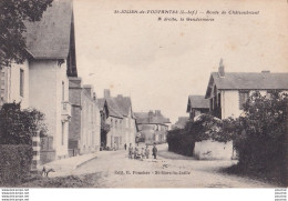 44) ST - JULIEN DE VOUVANTES -  ROUTE DE CHATEAUBRIANT - A DROITE LA GENDARMERIE - ANIMEE -  HABITANTS - ( 2 SCANS ) - Saint Julien De Vouvantes