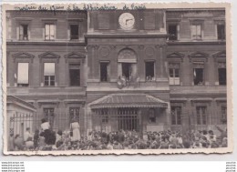 75) PARIS (XVII°) LIBERATION 26 AOUT 1944 -  MAIRIE DU DU 17 EME - LA FOULE  - WW2 -  ( 2 SCANS ) - Arrondissement: 17