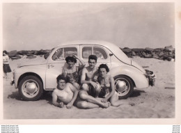 M18- AUTOMOBILE - RENAULT 4 CV - GROUPE DE JEUNES A LA PLAGE - VOITURE ANNEES 50/60 - ( 2 SCANS ) - Automobile