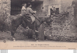 M16-43) LE COUPLE A CHEVAL - JEUNES MONTAGNARDS SE RENDANT A CALIFOURCHON A LA FOIRE DE LA TOUSSANT AU PUY - ( 2 SCANS ) - Le Puy En Velay