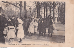 A16-75) PARIS VECU - AUX CHAMPS - ELYSEES - UN RENDEZ-VOUS D ' ENFANTS  - ( 2 SCANS ) - Sets And Collections