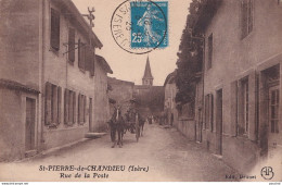 A8-38) SAINT PIERRE DE CHANDIEU ( ISERE ) RUE DE LA POSTE - ANIMEE - ATTELAGE CHEVAL - EN 1923 - Sonstige & Ohne Zuordnung