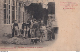 A7-82) SEPTFONDS ( TARN ET GARONNE ) INDUSTRIE DU CHAPEAU DE PAILLE - DEVIDAGE ET CYLINDRAGE DE LA TRESSE - ( 2 SCANS ) - Autres & Non Classés