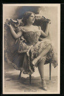 Foto-AK Atelier Reutlinger, Paris: Junge Frau In Toller Kleidung, De Frèville  - Photographs