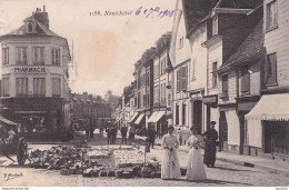 I4-76) NEUFCHATEL EN BRAY - PLACE DES BOUCHERIE - TRAVAUX - PAVAGE - PHARMACIE - HABITANTS - EN 1908 -  (2 SCANS ) - Neufchâtel En Bray