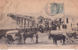 14) TROUVILLE SUR MER - LA JETEE PROMENADE AU MOMENT DE L ' ARRIVEE DU BATEAU - EN 1905 - Trouville