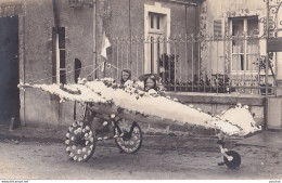 50) SAINT PIERRE EGLISE - CARTE PHOTO - CAVALCADE DE ST. PIERRE - AVION FLEURIES - DEVANT E. MARIE  VINS & SPRITUEUX  - Saint Pierre Eglise