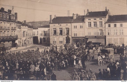 I22-55) LIGNY EN BARROIS - MEUSE - CARTE PHOTO - PLACE DE LA REPUBLIQUE - REGIMENT MILITAIRE - HABITANTS - ( 3 SCANS ) - Ligny En Barrois