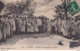 I21- ALGERIE - GROUPE DE CAMPAGNARDS ARABES  - EN 1911 - Scènes & Types