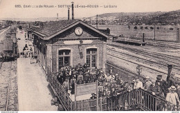 I17-76) ENVIRONS DE ROUEN - SOTTEVILLE LES ROUEN - LA GARE - ANIMATION - NOMBREUX VOYAGEURS - EN 1934 - ( 2 SCANS ) - Sotteville Les Rouen