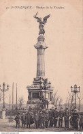 I17-59) DUNKERQUE - STATUE DE LA VICTOIRE - ANIMEE - HABITANTS - EN 1904 - 2 SCANS) - Dunkerque