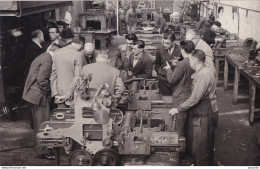 I34-59) LILLE - CARTE PHOTO O. BLAMART - USINE D'AJUSTAGE ? - VISTE DES AUTORITES - N° 2 - 2 SCANS - Lille